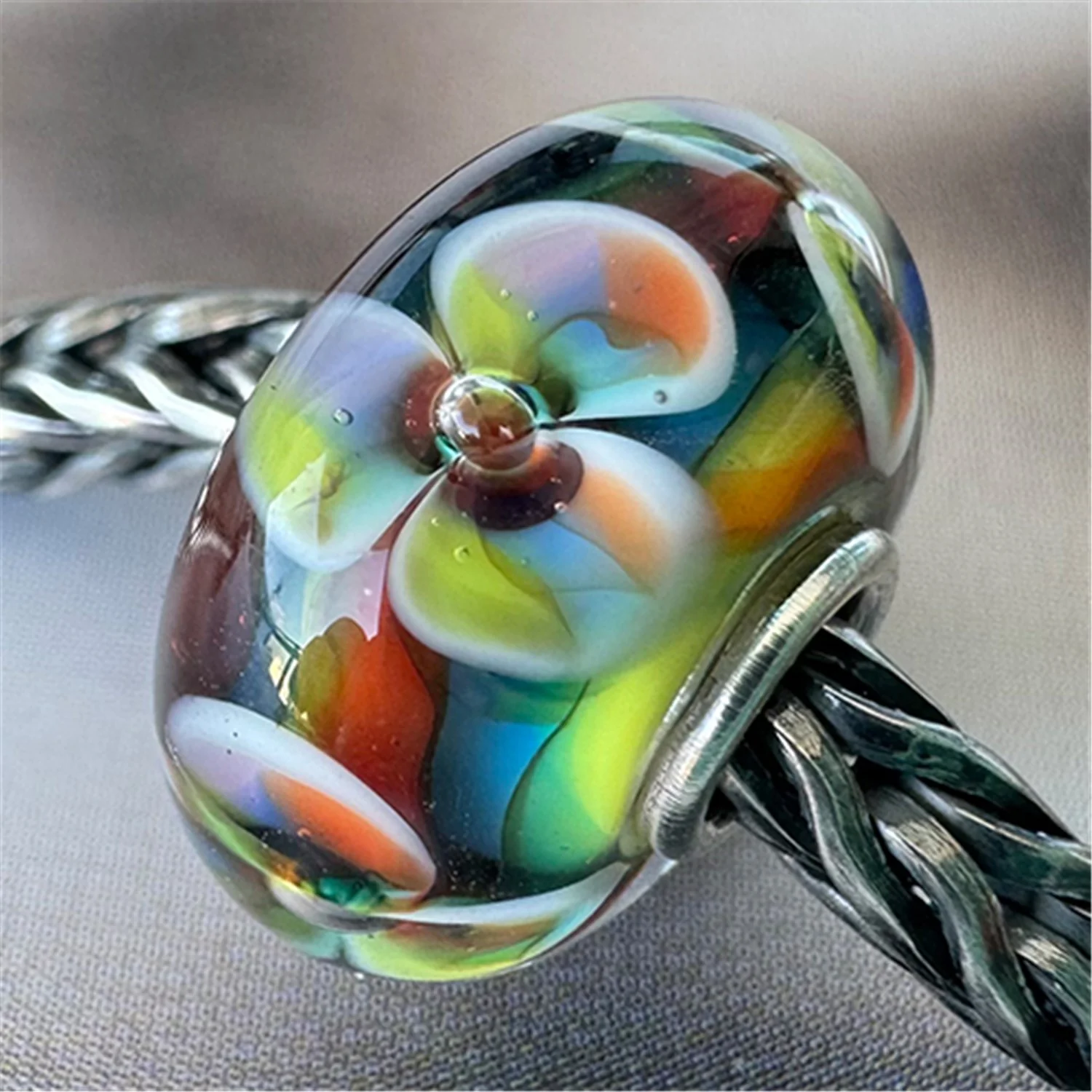 TROLLBEADS | Bead in vetro Fiore Arcobaleno - immagine 2
